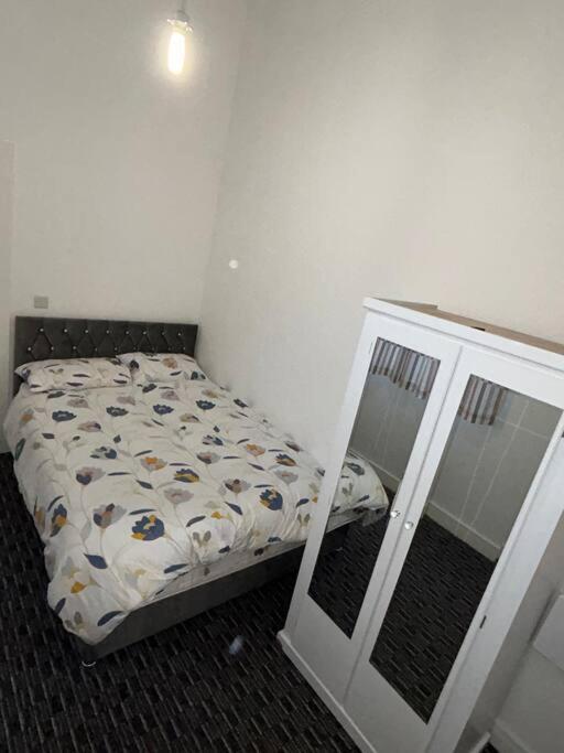 Modern 1 Bed Apartment In Salford Манчестер Екстер'єр фото