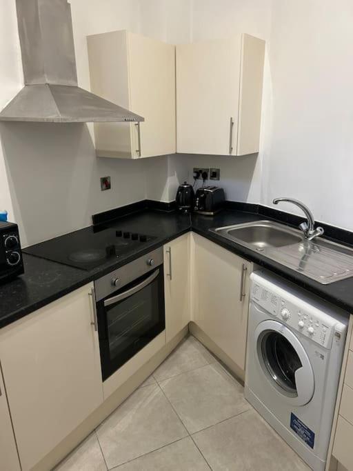 Modern 1 Bed Apartment In Salford Манчестер Екстер'єр фото